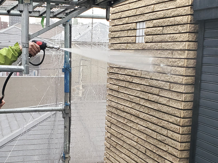 外壁の高圧洗浄の様子