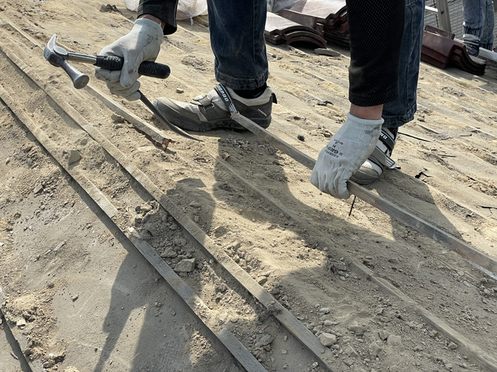 瓦屋根の葺き替え工事の様子