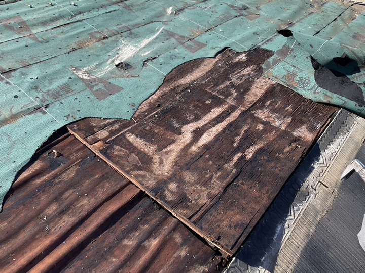 ルーフィングが劣化すると雨漏りの原因になってしまうことがあります