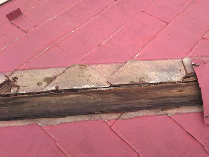 下地が腐食した屋根