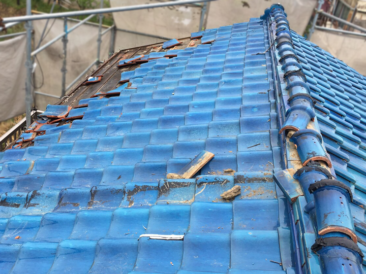 広範囲での瓦の飛散、棟瓦の崩れ