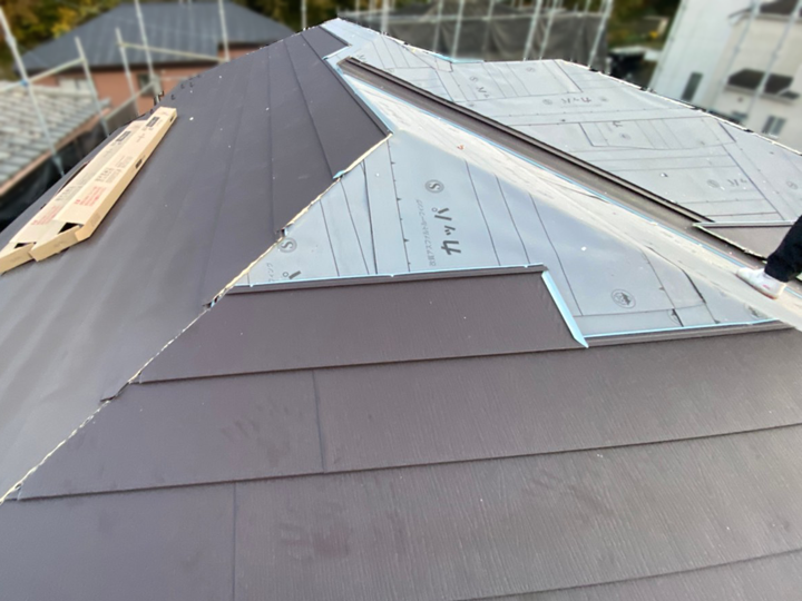 屋根葺き替え工事の様子