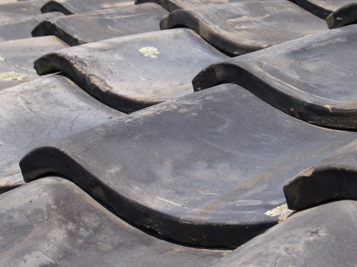 凍害が進行すると、瓦の表面が剥がれたり、層状に割れが生じたりすることがある