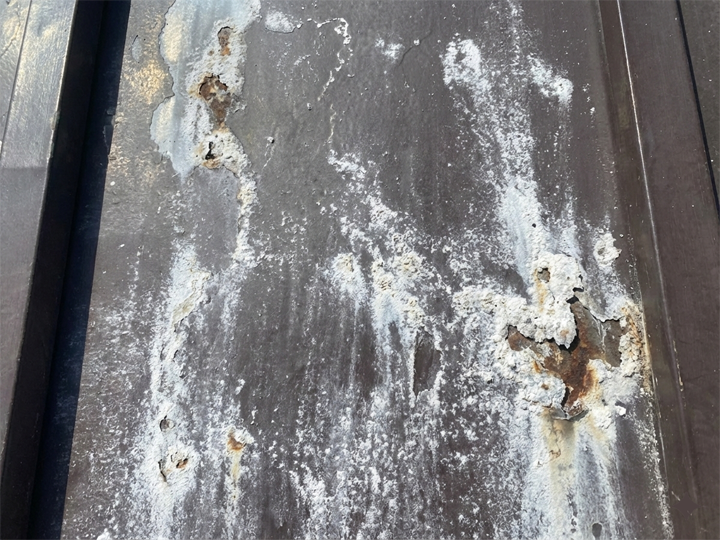 金属屋根に発生した白錆