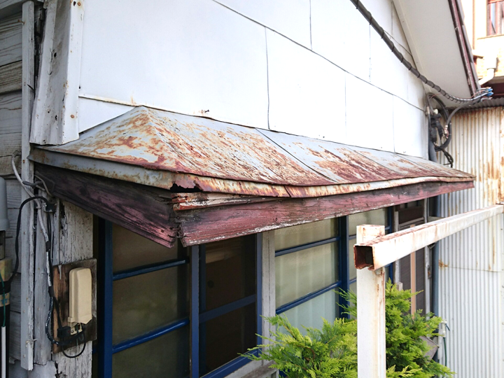錆が発生し、木部が腐食した庇