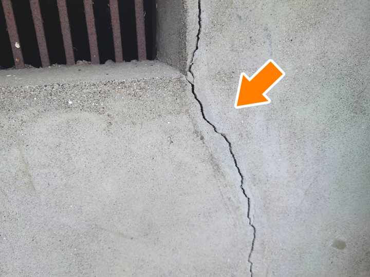 基礎に出来た深めのクラック