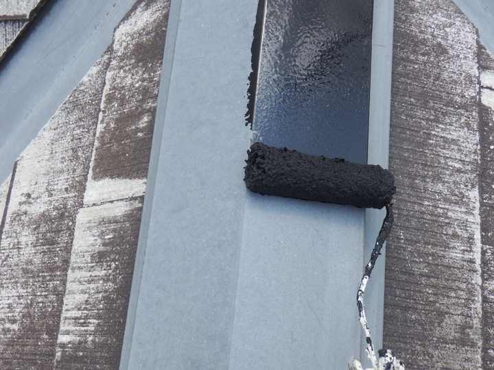 塗装前にケレン作業をしっかりと行うことで塗料が密着しやすくなります