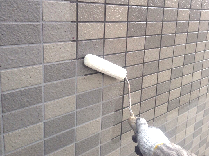 タイル外壁へのクリア塗装の様子