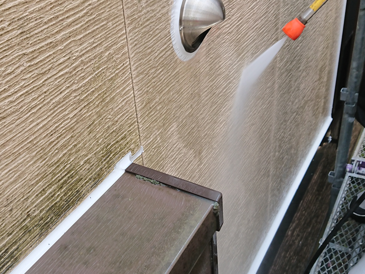 高圧洗浄で外壁の苔を落としている様子