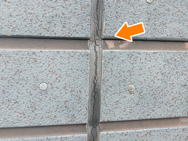劣化してひび割れた外壁の目地