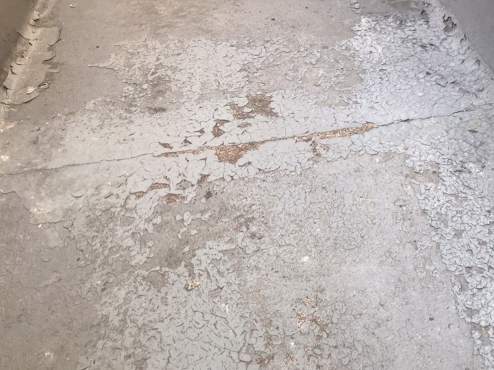 ベランダ防水に発生したひび割れ