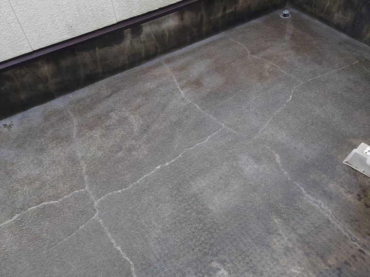 ベランダにできたひび割れ