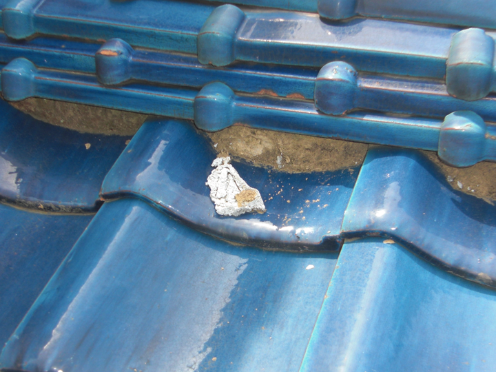 漆喰が剥がれ、内部の土が露出している状態の瓦屋根