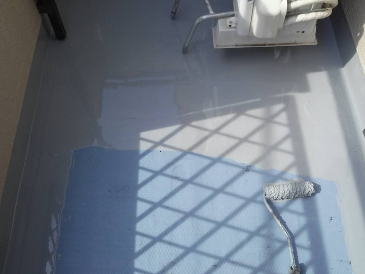 バルコニーへのウレタン防水工事の様子