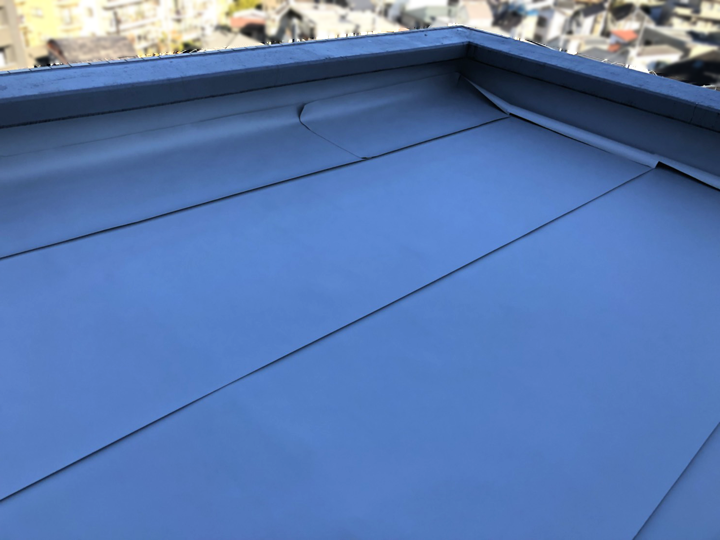 シート防水は、広い面積にも対応しやすく、均一な防水層を形成できることから、屋上で多く採用されています