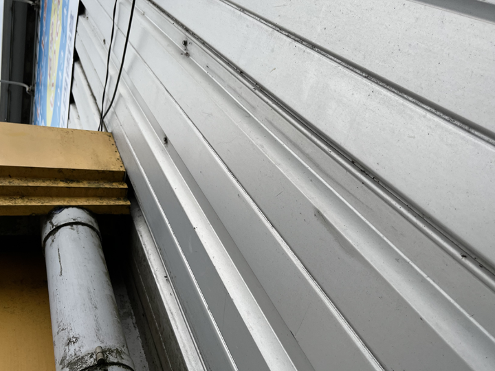 ガルバリウム鋼板は定期的なメンテナンスが必要です！