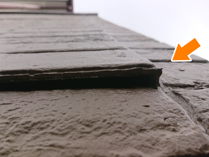 反って浮いた状態のサイディング