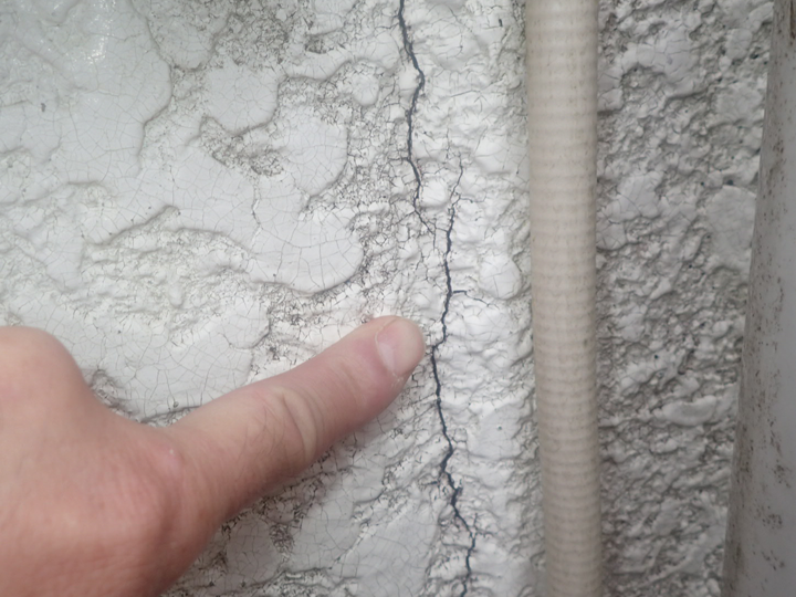 モルタル外壁のひび割れ（クラック）