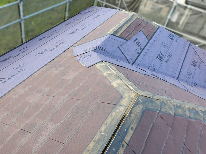 カバー工法を行うには、既存の下地が健全であることが前提です