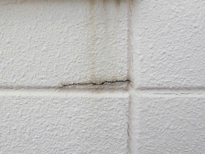 ALC：外壁材と目地のシーリング部分のひび割れ