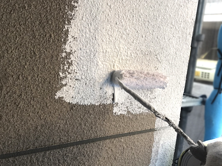 モルタル外壁塗装の様子