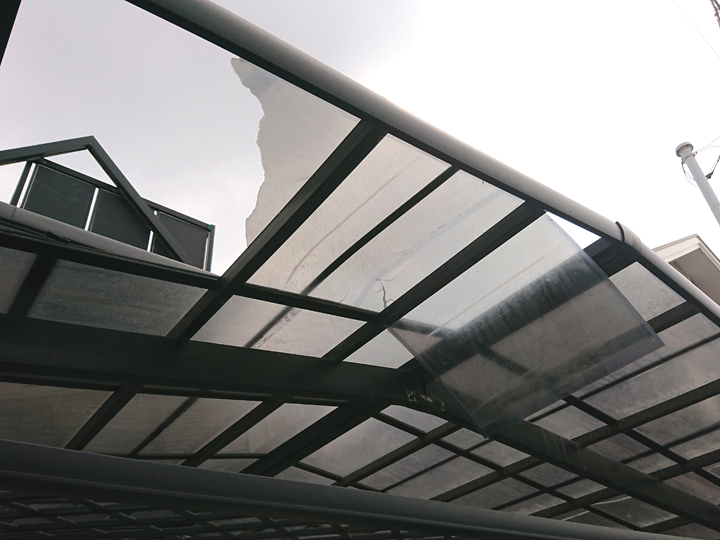 破損したカーポートの屋根