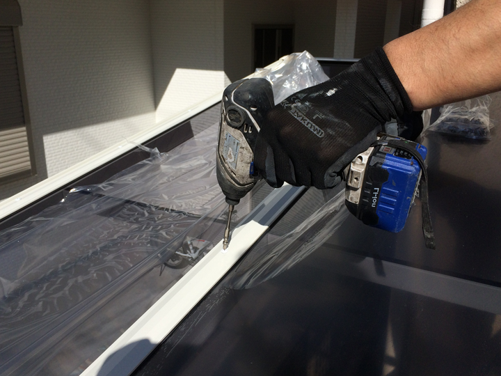 カーポートの屋根修理の様子