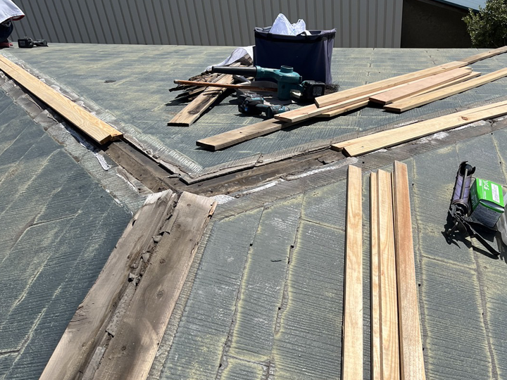 棟板金交換工事の様子