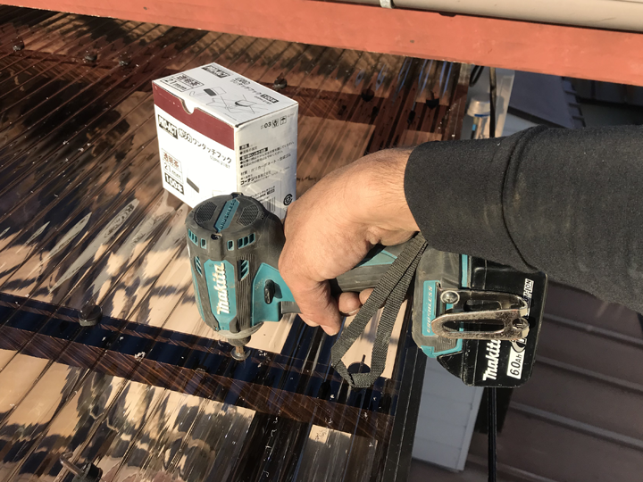 波板交換工事の様子