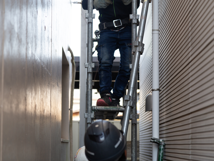 狭小住宅での足場工事の様子