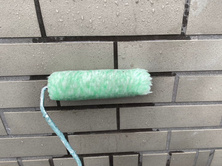 タイル外壁へのクリア塗装の様子