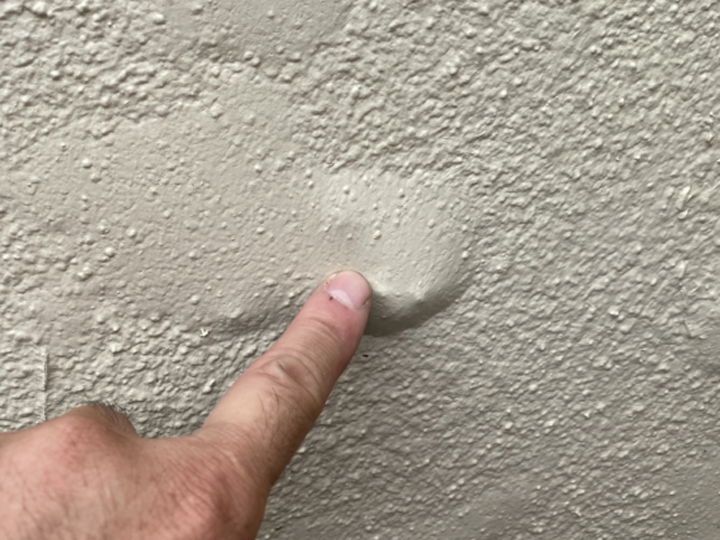 外壁の塗膜の膨れ