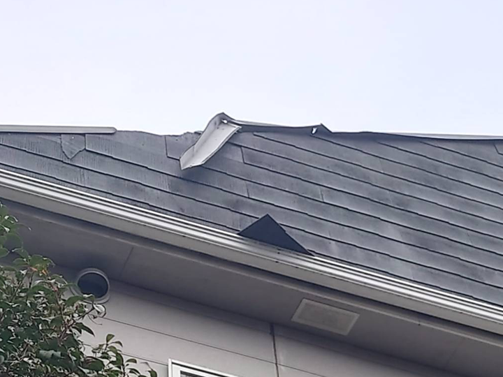 捲れあがり外れてしまった棟板金