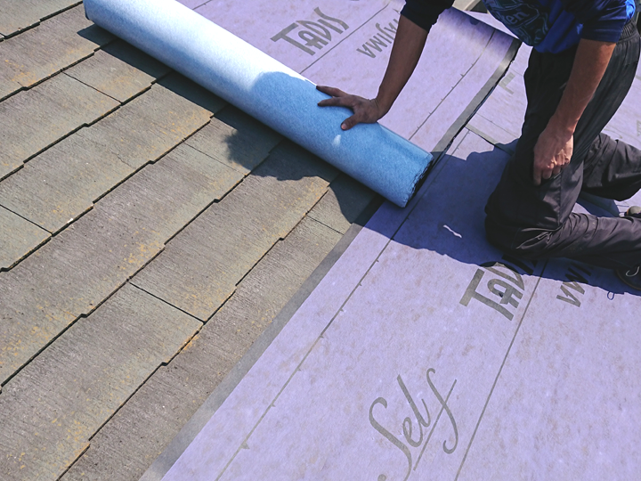 スレート屋根のカバー工事の様子