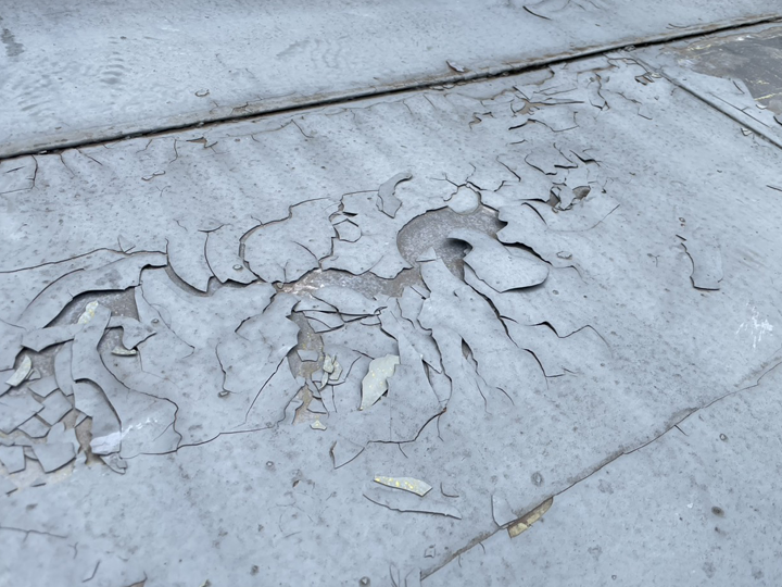 経年で塗膜が剥がれた金属屋根