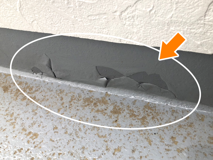 ベランダの立上り部分の防水層の剥がれ