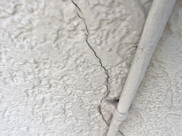 外壁に出来たひび割れ（クラック）