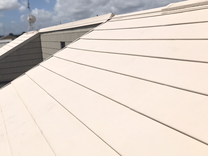 ガルバリウム鋼板屋根の塗装は必要？劣化サインとメンテナンスのポイントを解説