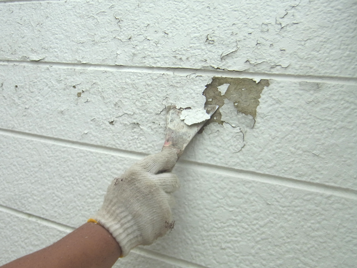 ワイヤーブラシやスクレーパー（かわすき）を使った、比較的軽度な第3種ケレン