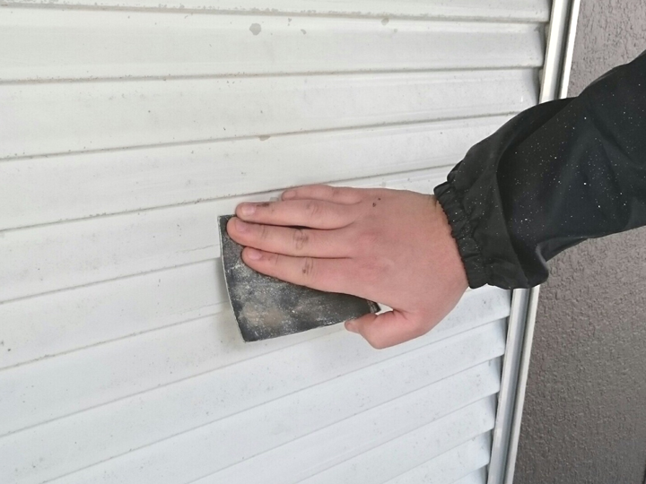 とても軽微な錆をサンドペーパーで削ったり、汚れている面を清掃する軽度な第4種ケレン