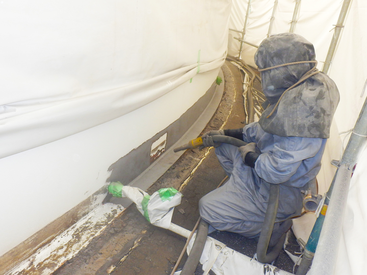 ブラスト処理や酸洗浄（酸洗い）、剥離剤を使った強力なケレン作業の「第1種ケレン」