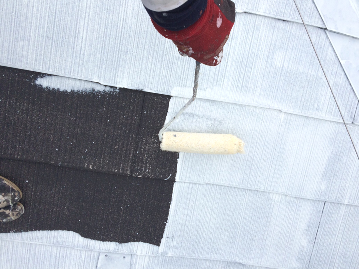 屋根塗装の耐久年数は何年？塗料別の違いと長持ちさせるコツを解説