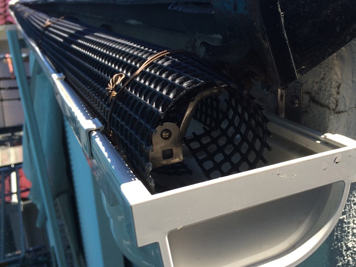 落ち葉除けネットを設置した雨樋