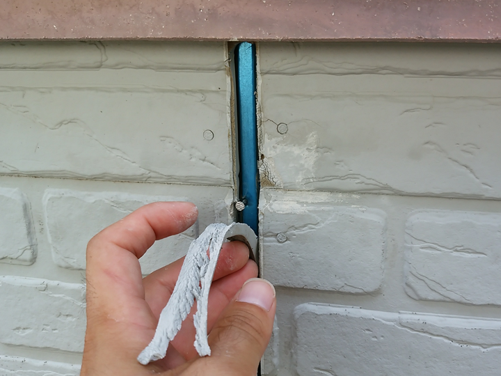 劣化したシーリングを撤去している様子