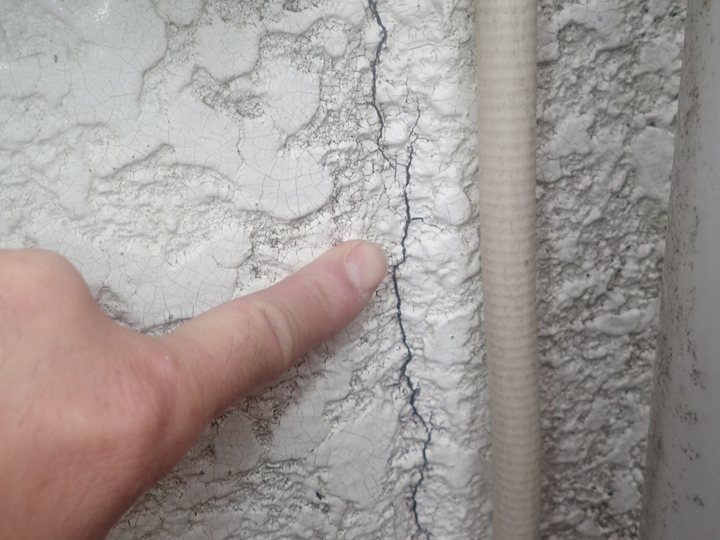 ひび割れたモルタル外壁