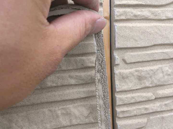 傷んだ目地のシーリングを撤去している様子