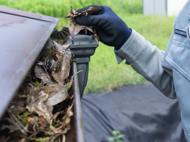 定期的な雨樋清掃が雨樋の詰まりを防ぎます！