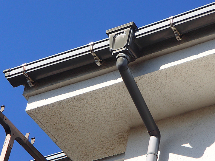 外壁塗装と雨樋工事は一緒に行うべき？メリットを詳しく解説