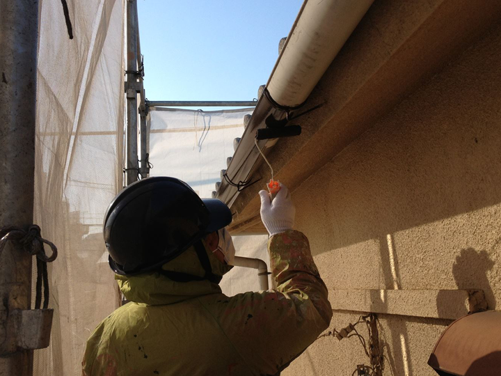 雨樋塗装工事の様子