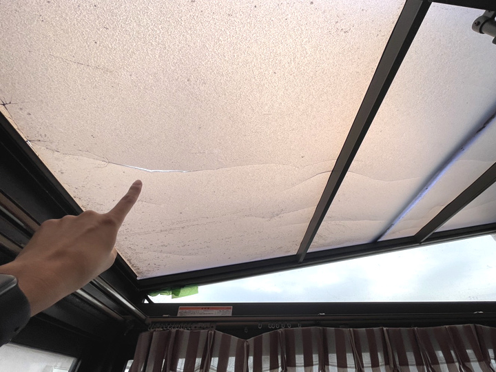 サンルームの屋根のひび割れ